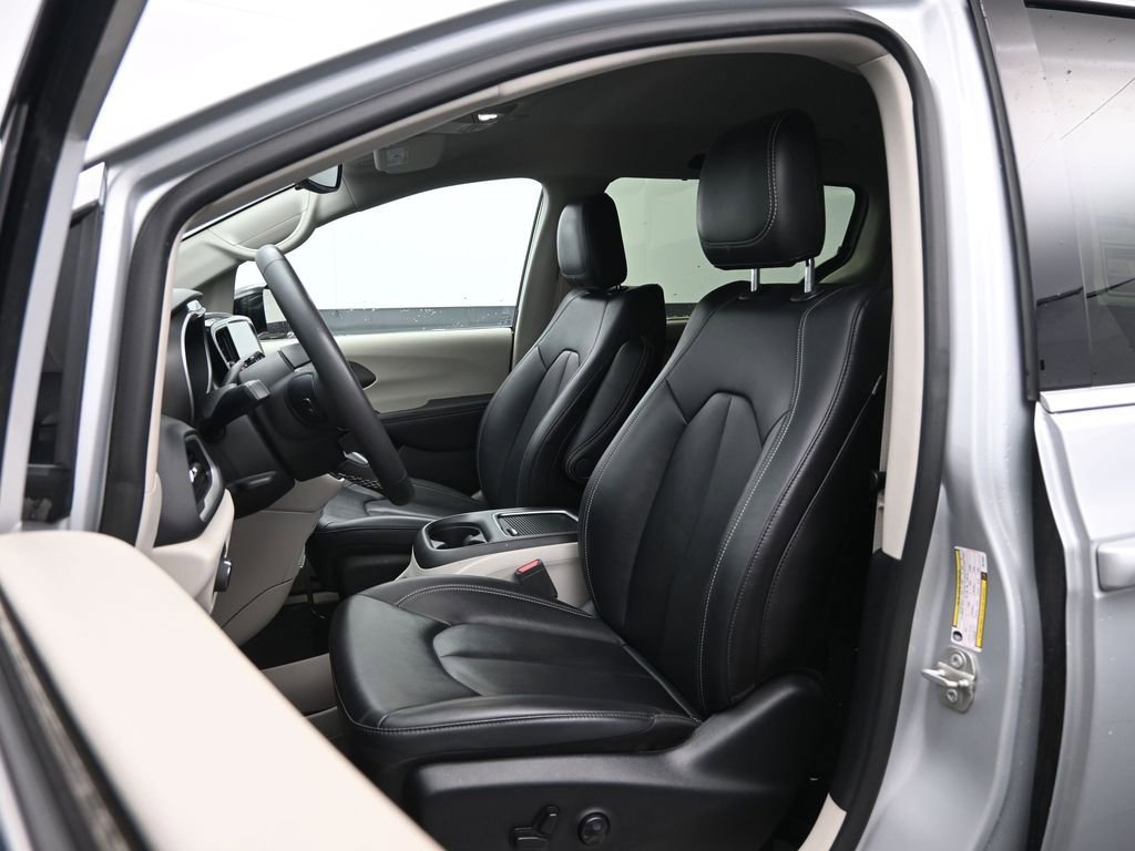 Used 2024 Chrysler Pacifica Touring-L FWD image 22