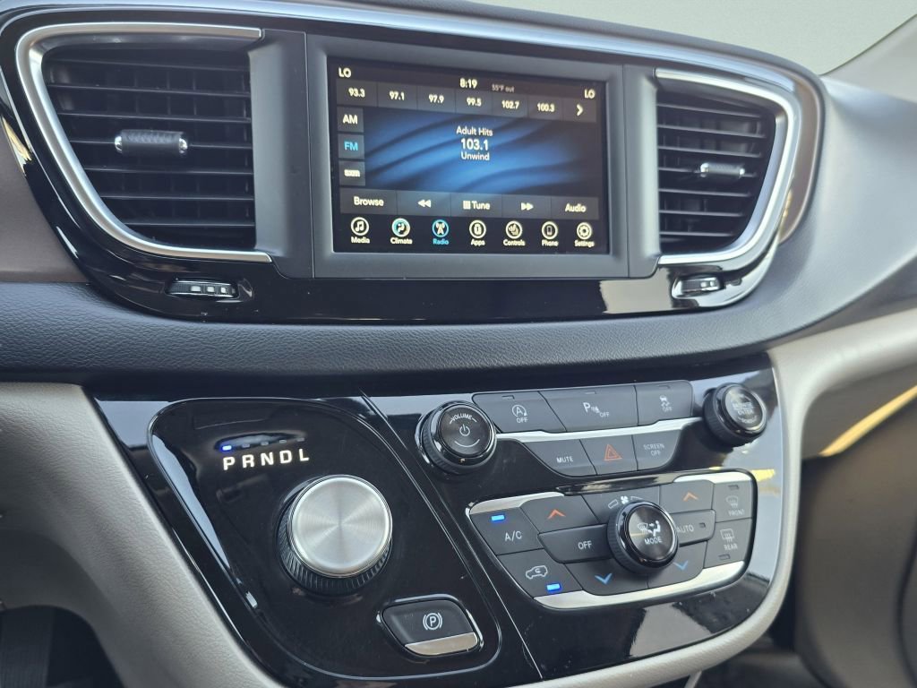 Used 2018 Chrysler Pacifica Touring-L FWD image 4