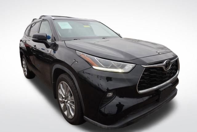 Used 2022 Toyota Highlander Limited image 2
