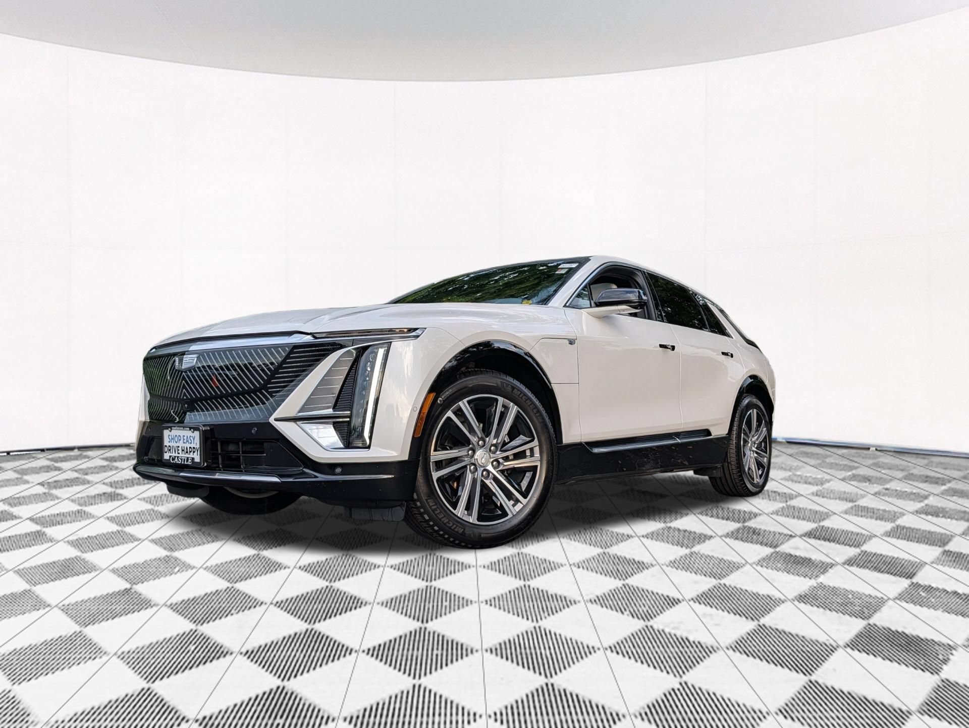 Used 2024 Cadillac Lyriq Luxury AWD/4WD image 2
