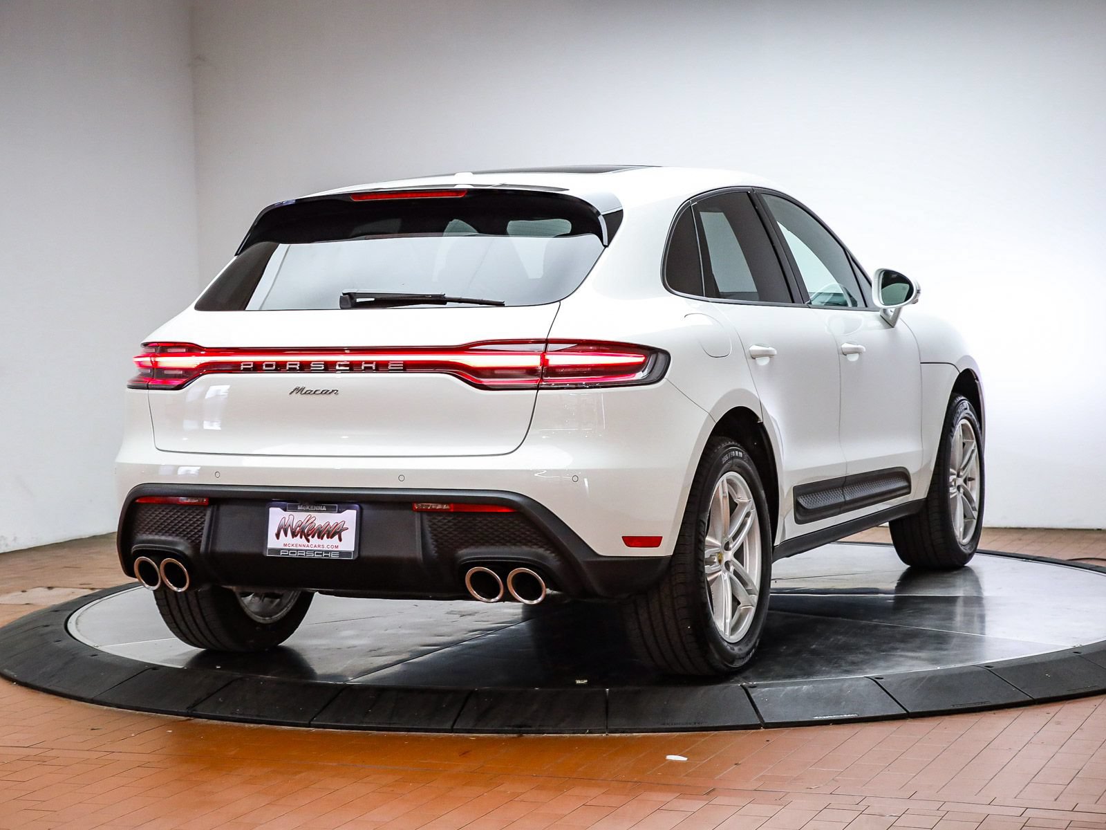 Certified 2025 Porsche Macan AWD/4WD image 6