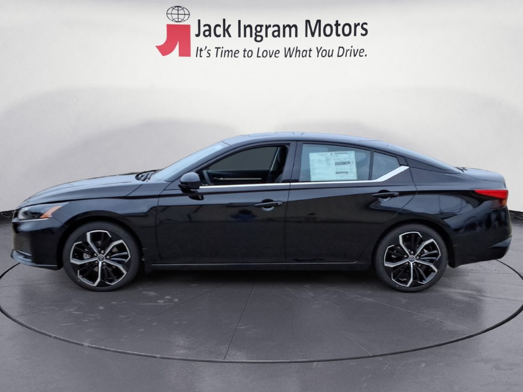 Used 2025 Nissan Altima 2.5 SR w/ SR Premium Package FWD image 2
