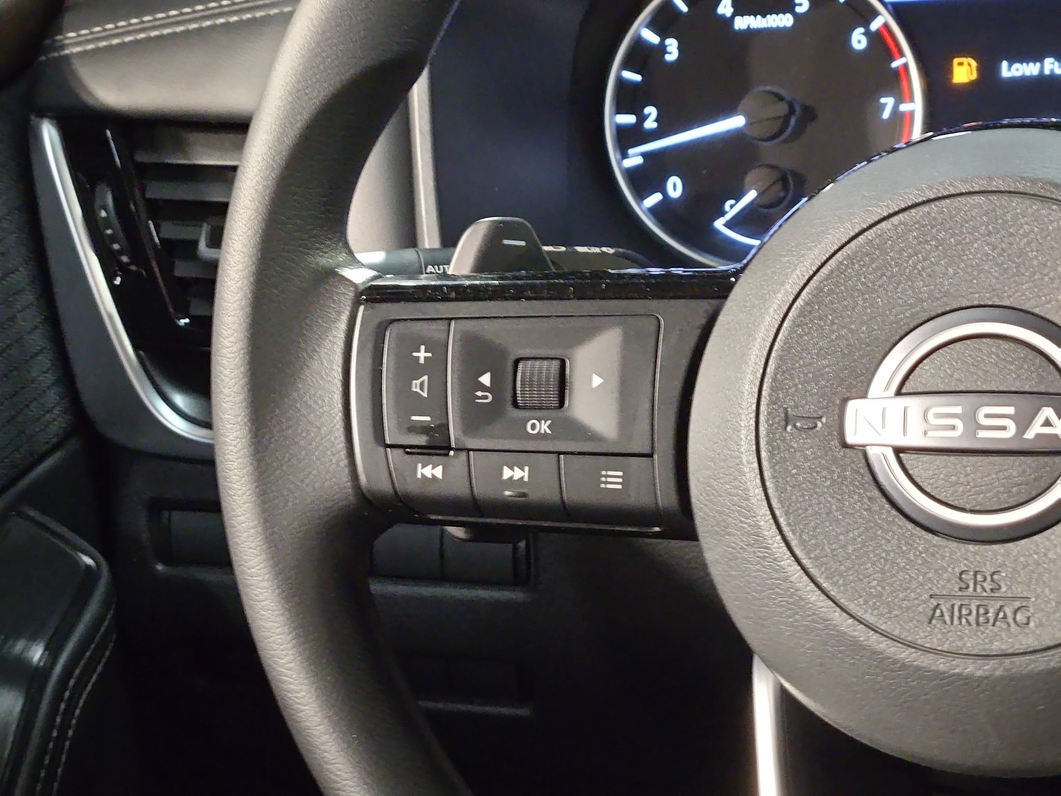 Used 2023 Nissan Rogue SV FWD image 27
