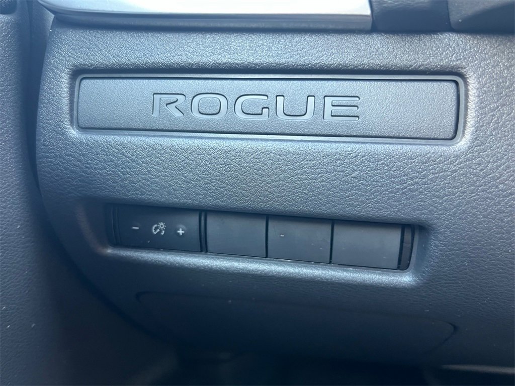 Used 2023 Nissan Rogue S image 16