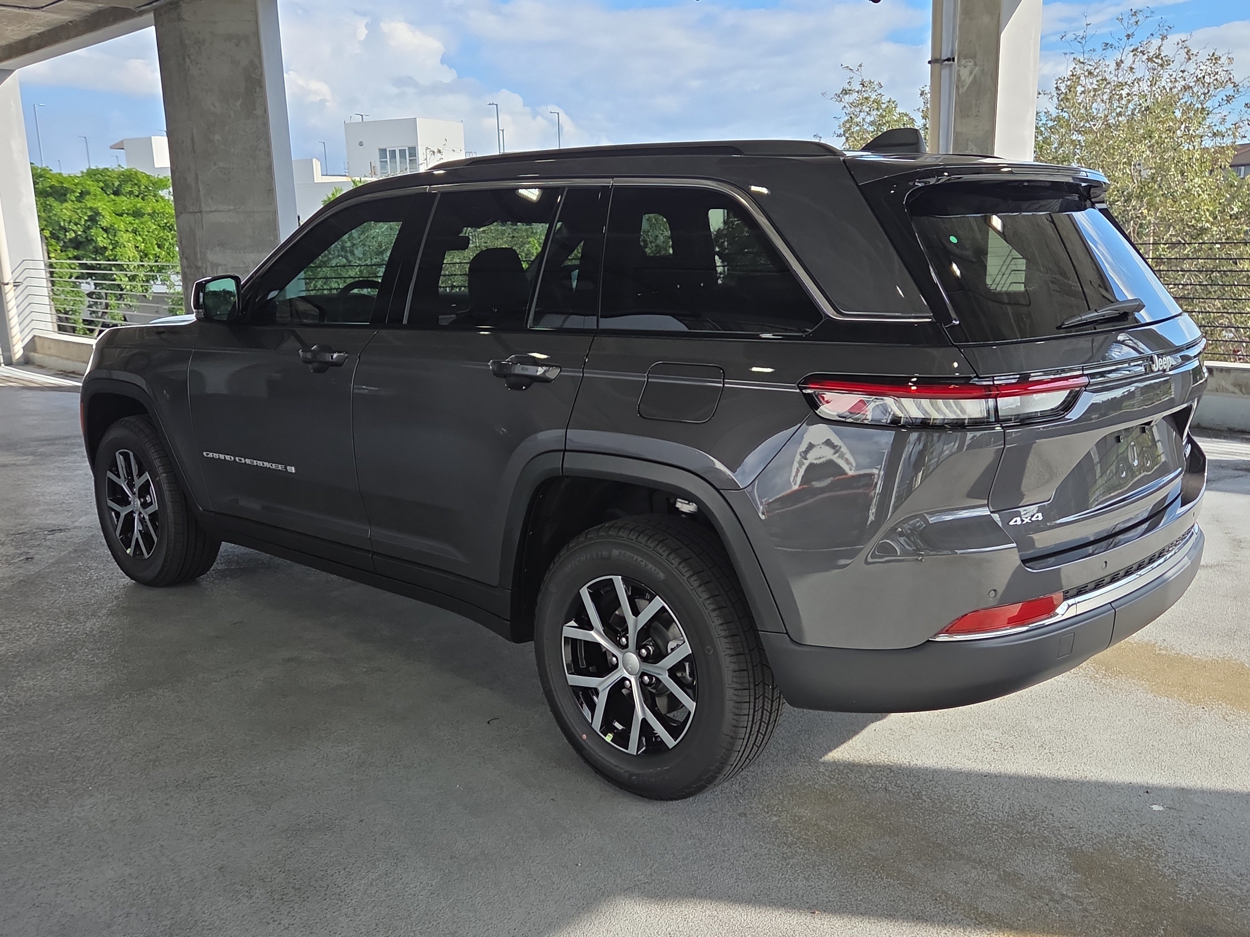 New 2025 Jeep Grand Cherokee Limited w/ Trailer Tow Package AWD/4WD image 7