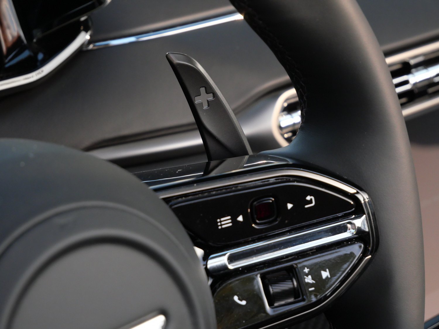 New 2026 Aston Martin Vanquish Convertible RWD image 17