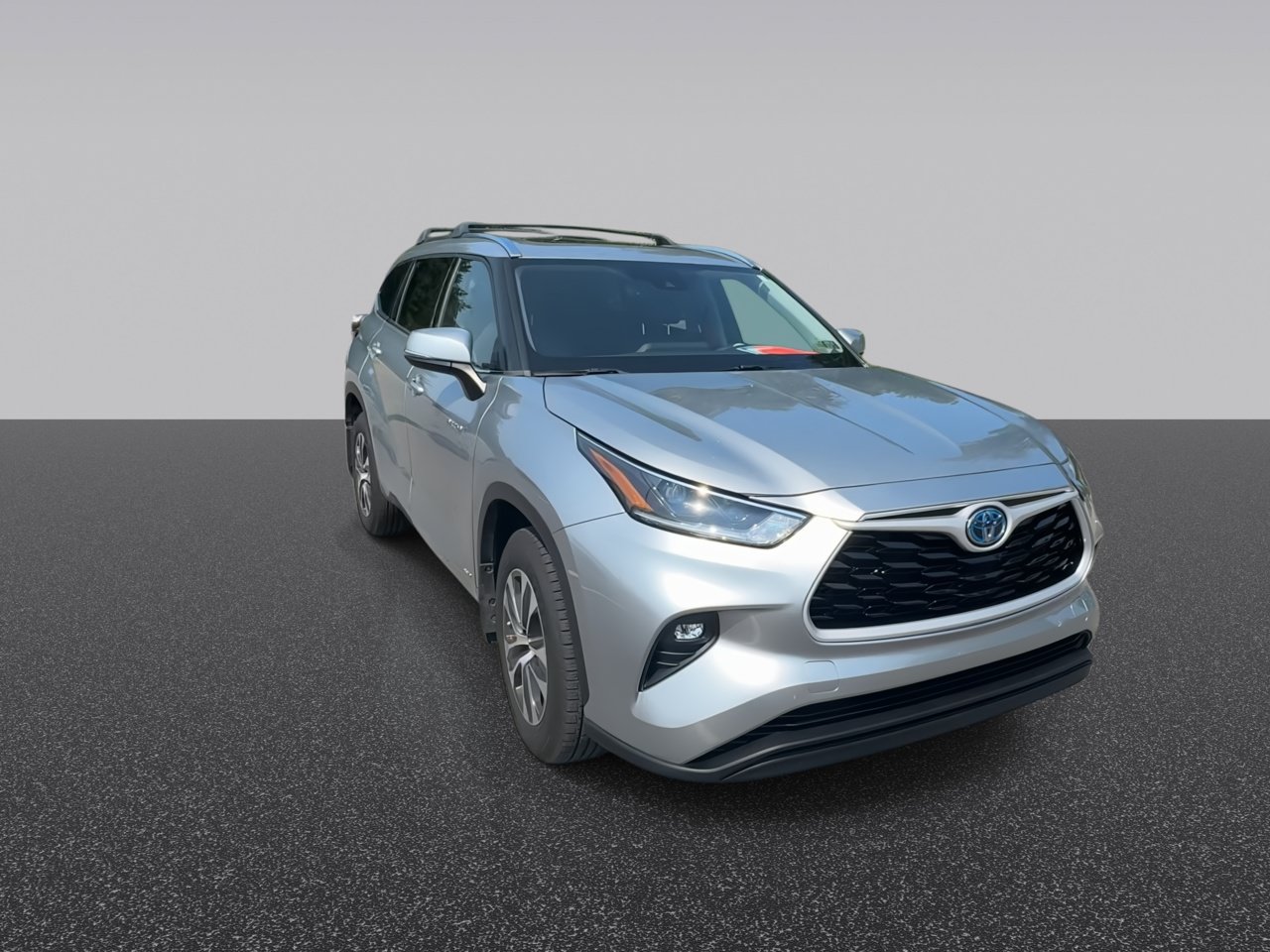 Used 2021 Toyota Highlander XLE AWD/4WD image 3