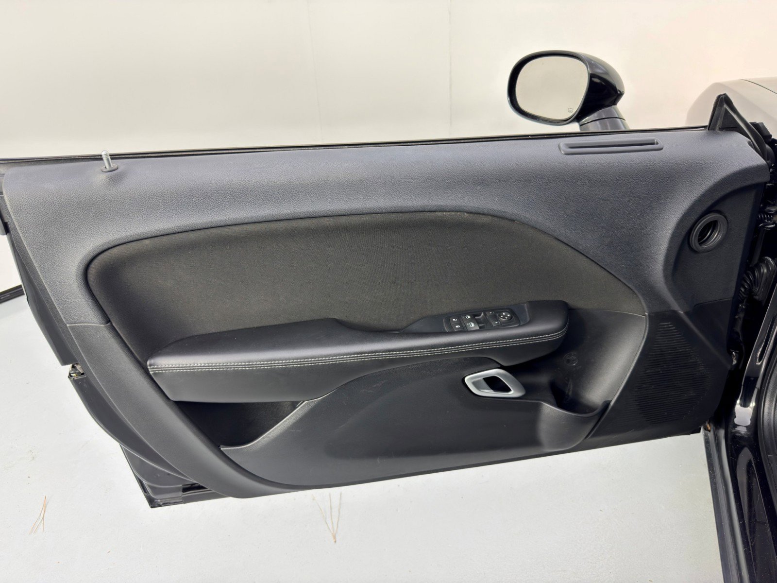 Used 2015 Dodge Challenger SXT image 30