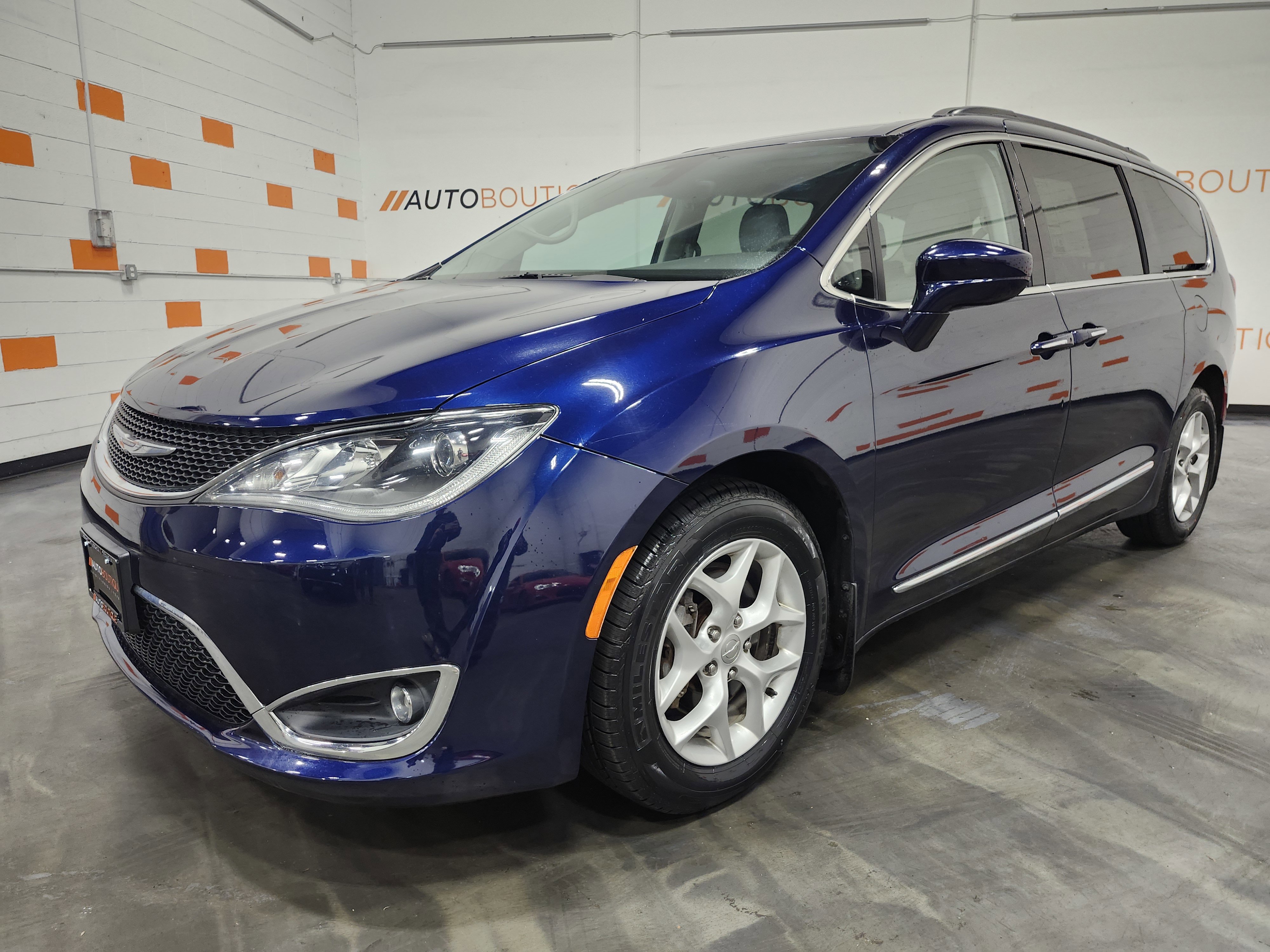 Used 2017 Chrysler Pacifica Touring-L w/ Tire & Wheel Group image 13