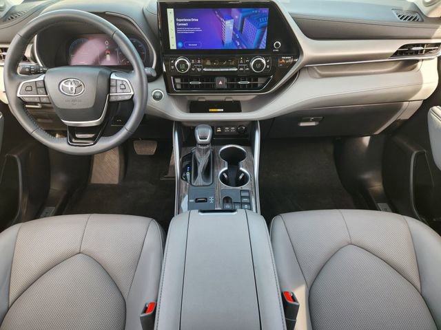 Used 2024 Toyota Highlander Limited image 19