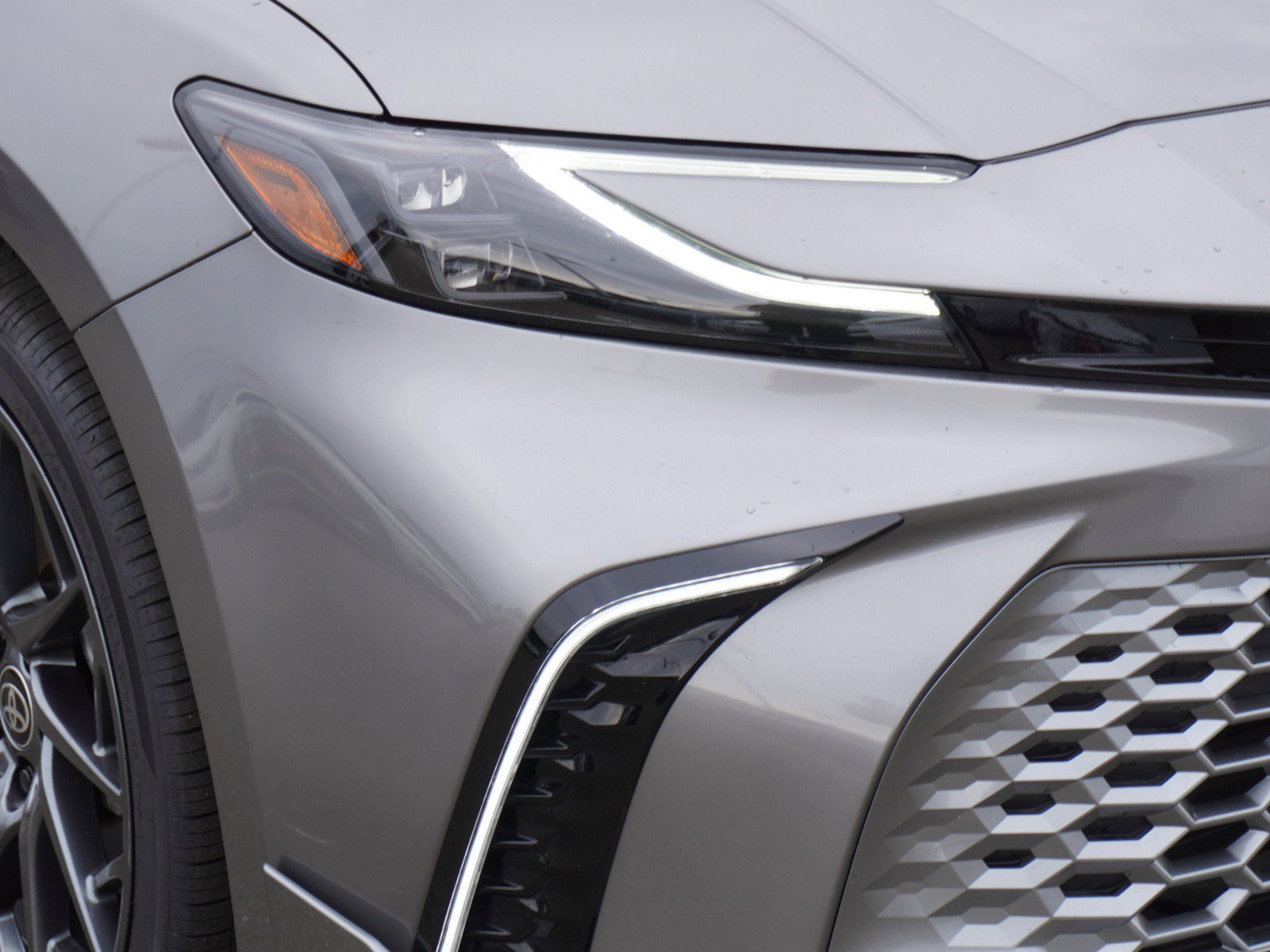 Used 2025 Toyota Camry XSE FWD image 3