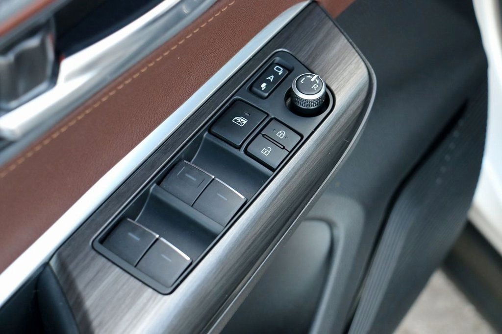 Used 2021 Toyota Venza Limited image 19