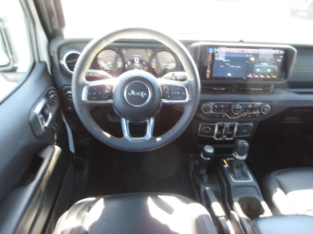 Used 2024 Jeep Wrangler Unlimited Sahara w/ Technology Group AWD/4WD image 16