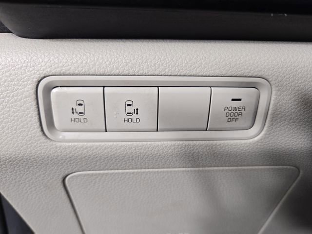 Used 2022 Kia Carnival LX image 27