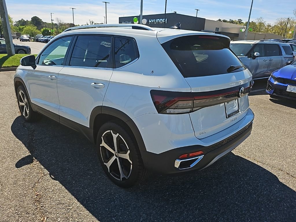Certified 2025 Volkswagen Taos SEL image 8