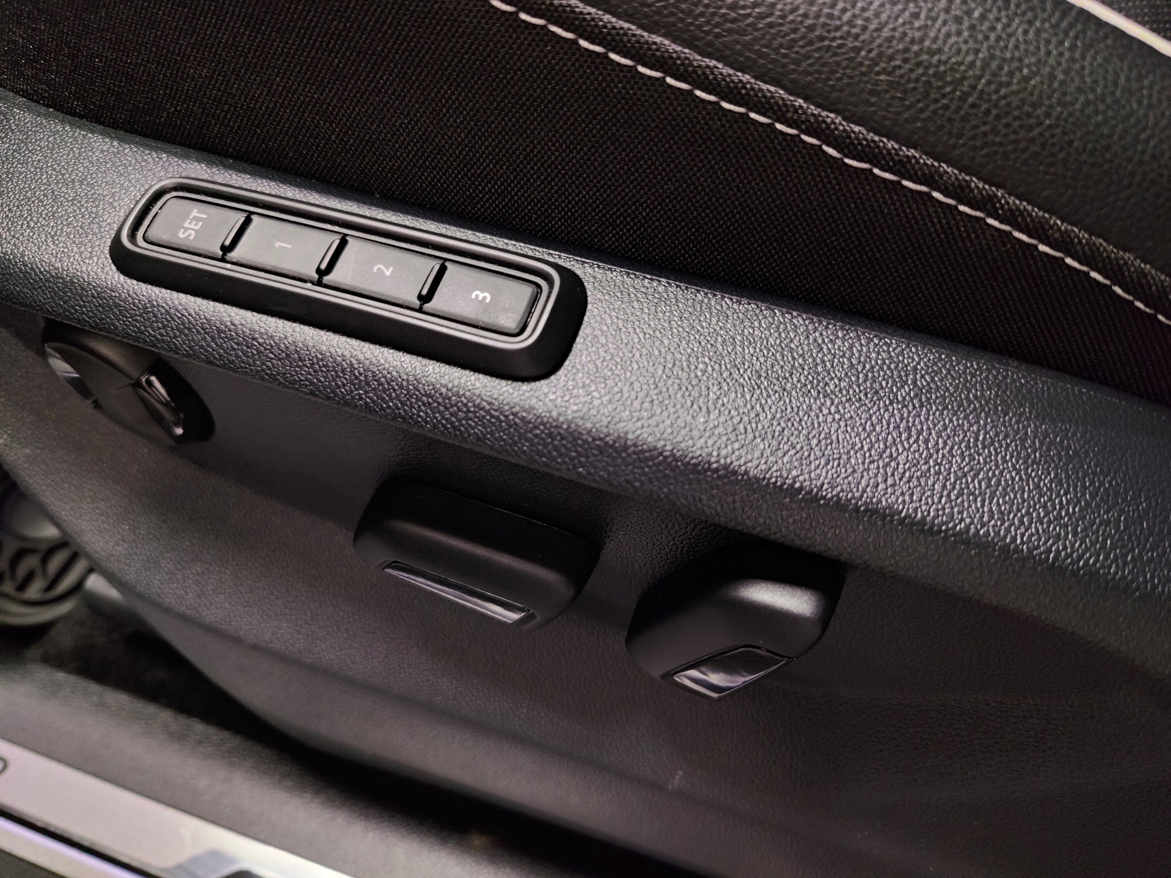 Used 2024 Volkswagen Tiguan SEL R-Line image 18