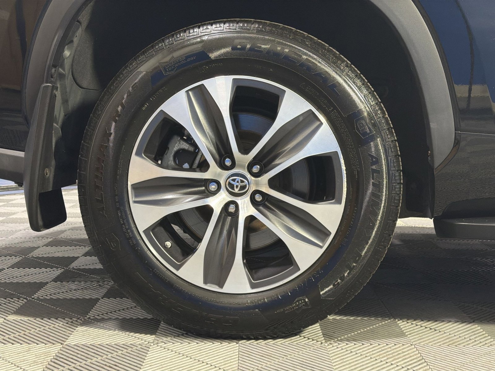 Used 2021 Toyota Highlander XLE AWD/4WD image 17