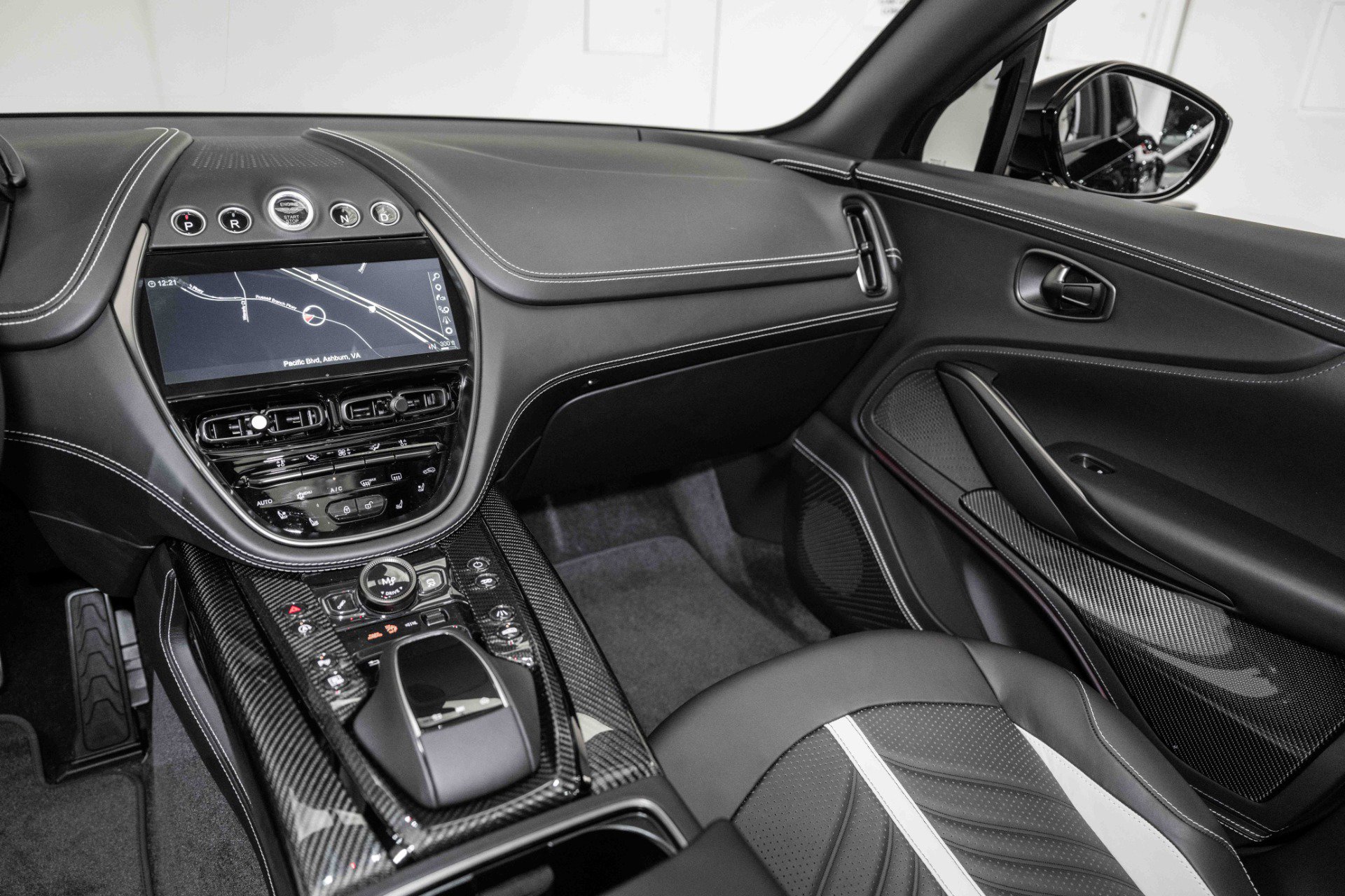 Used 2024 Aston Martin DBX 707 image 24