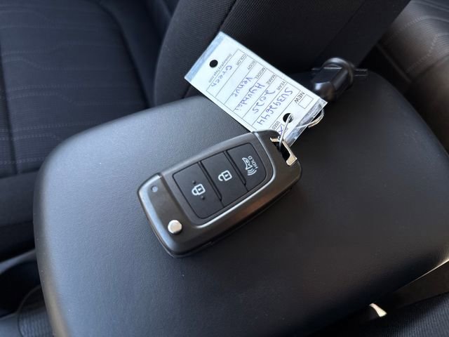 Used 2025 Hyundai Venue SE image 30