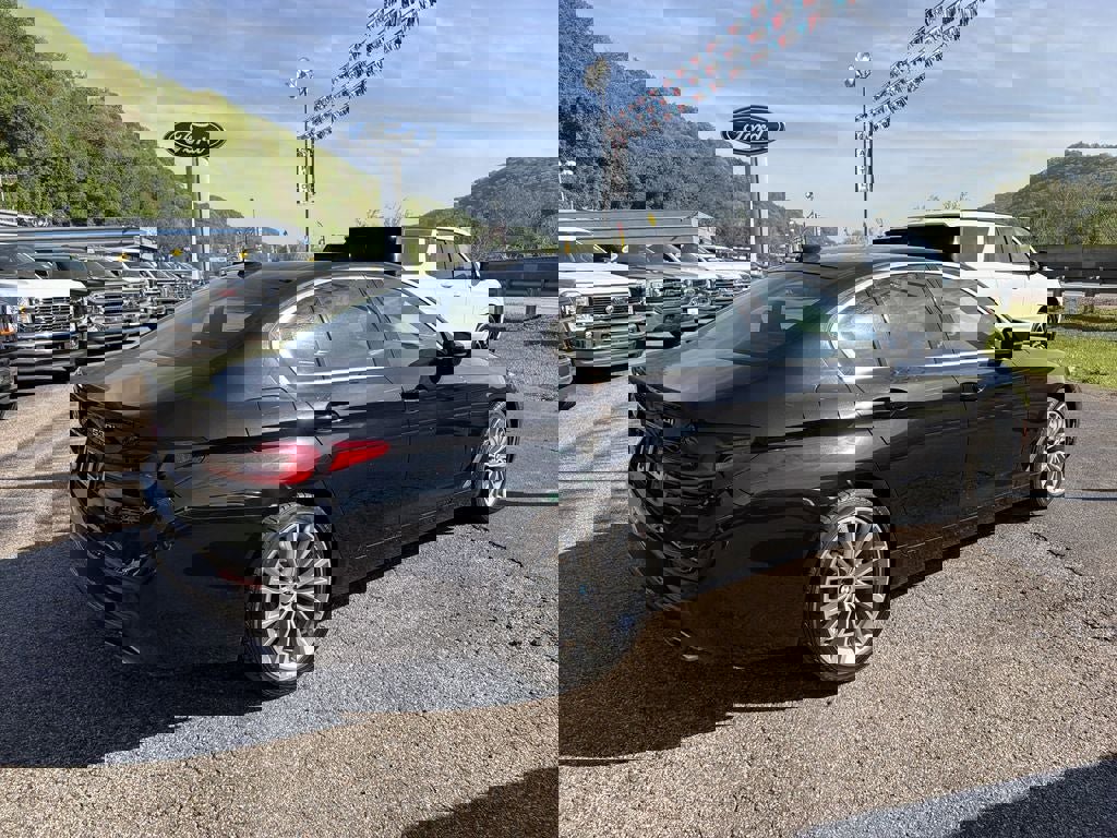 Used 2022 BMW 530i xDrive w/ Premium Package image 4