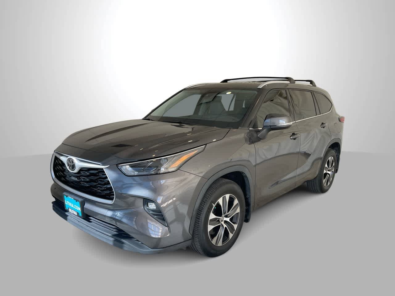 Used 2022 Toyota Highlander XLE AWD/4WD image 1