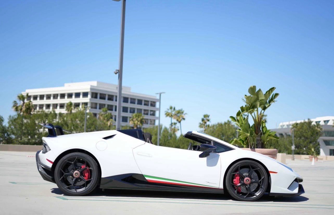 Used 2018 Lamborghini Huracan Performante AWD/4WD image 2