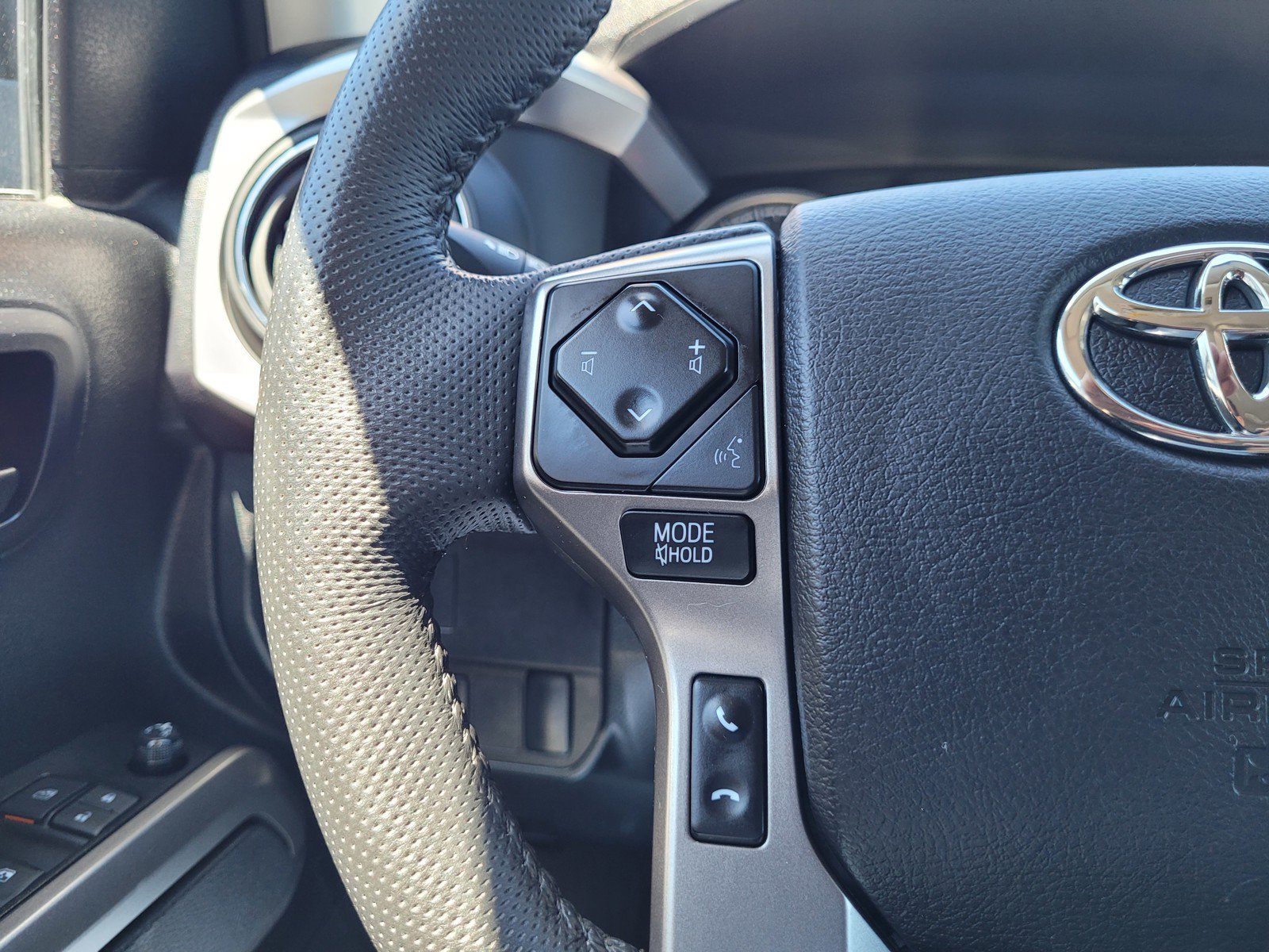 Used 2022 Toyota Tacoma SR5 AWD/4WD image 17