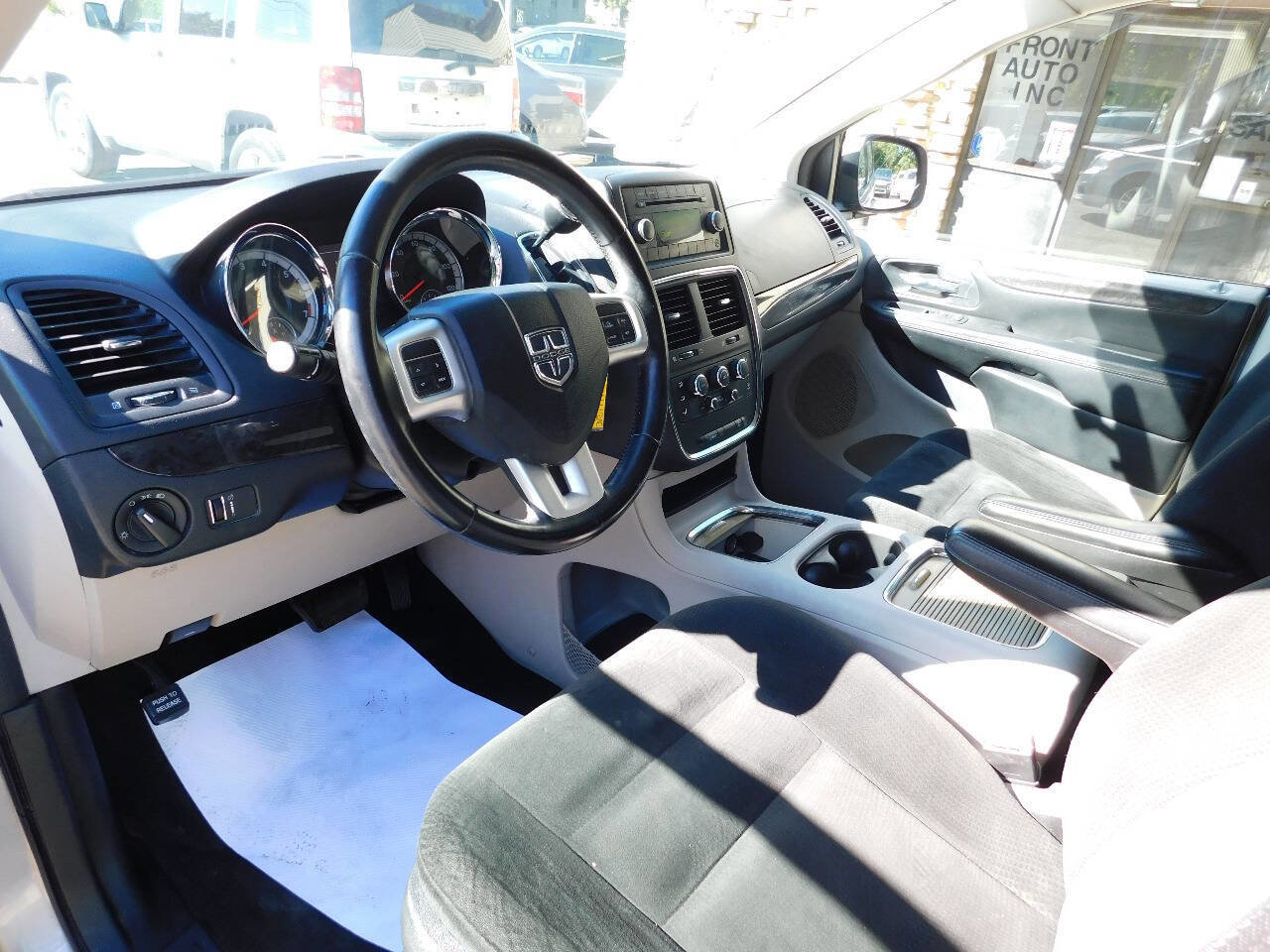 Used 2016 Dodge Grand Caravan SXT w/ Rear Park Assist Package image 22
