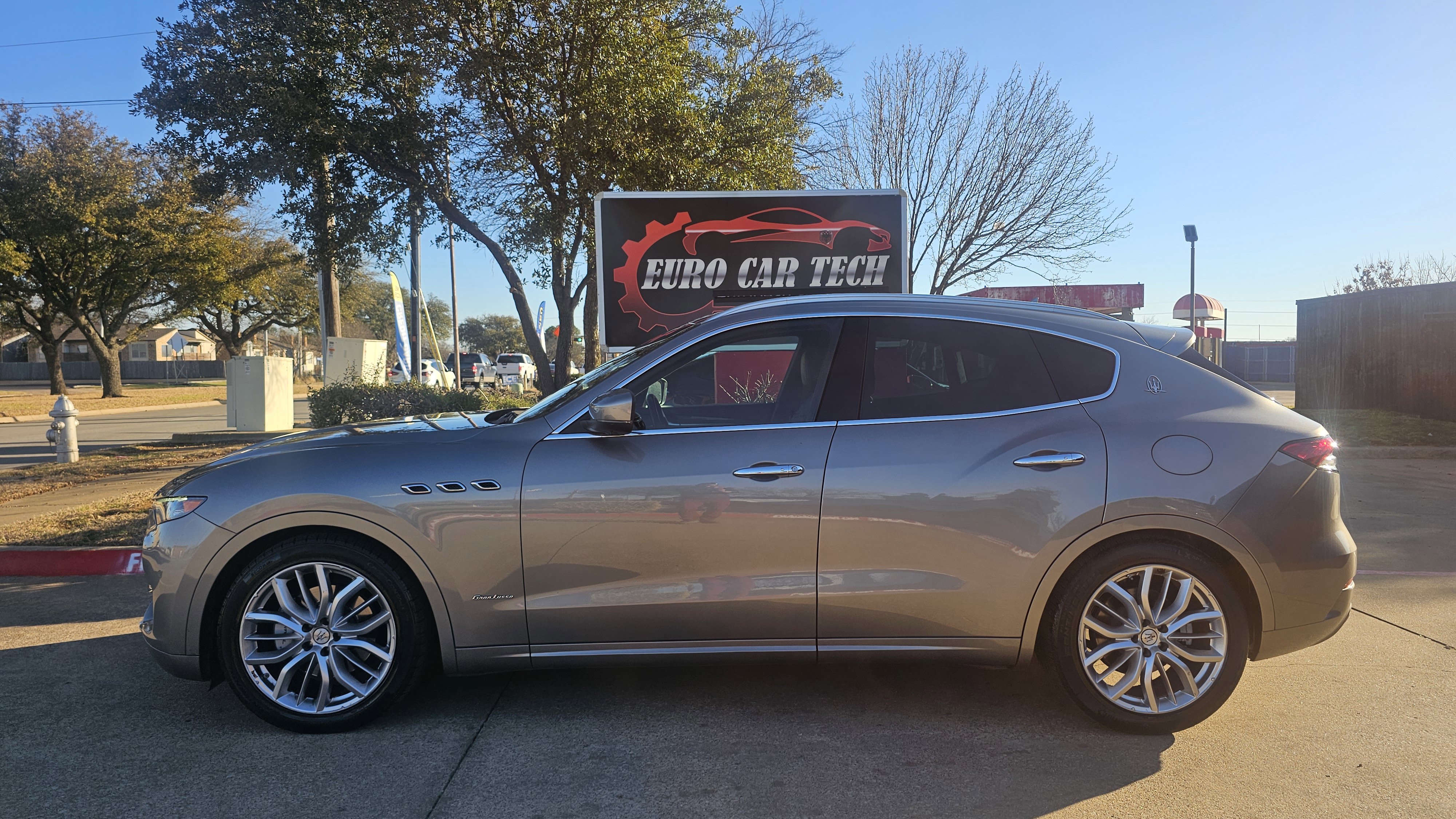 Used 2021 Maserati Levante GranLusso image 2