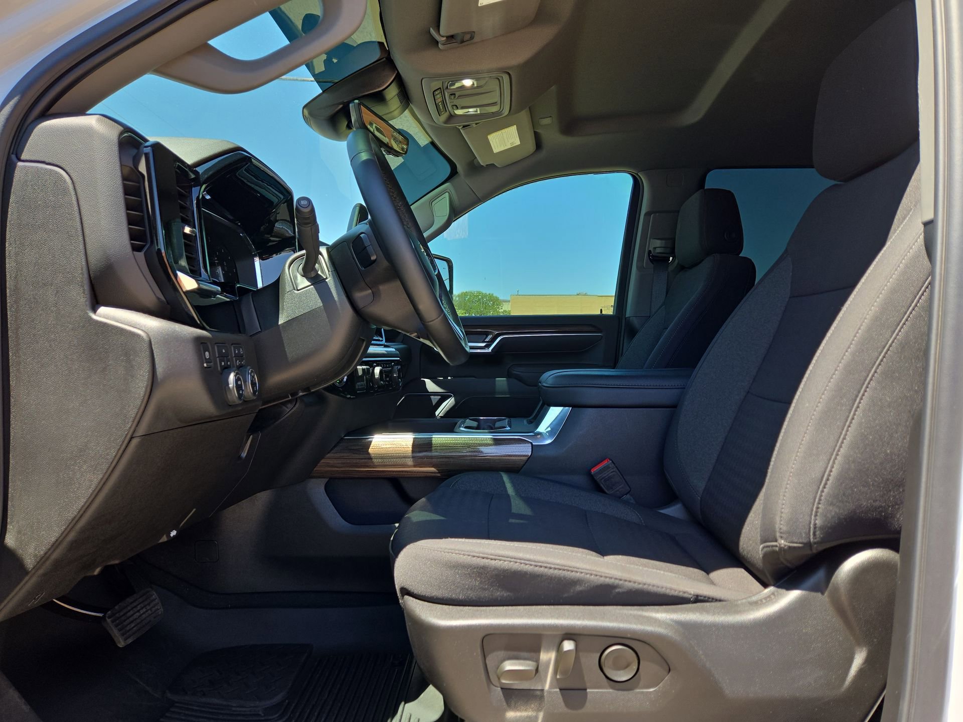 Used 2025 Chevrolet Silverado 2500 LT w/ Z71 Chrome Sport Edition AWD/4WD image 16