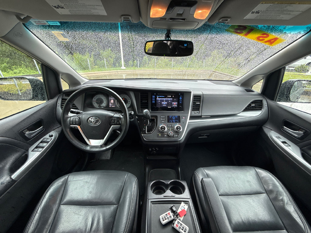 Used 2017 Toyota Sienna SE w/ SE Preferred Package FWD image 16