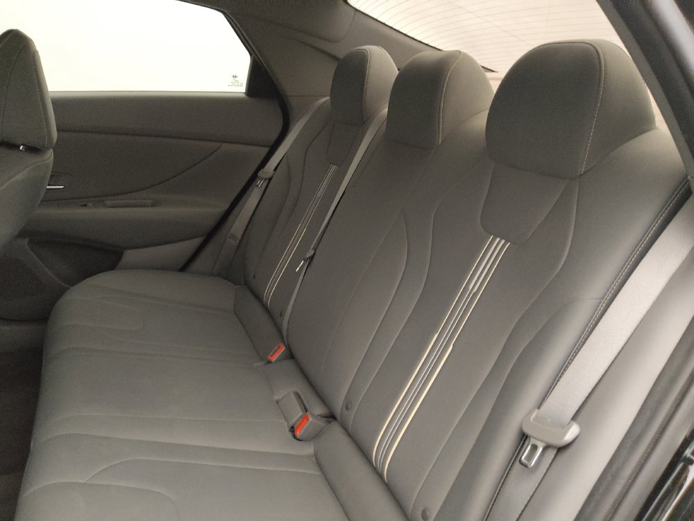 Used 2022 Hyundai Elantra SEL w/ Convenience Package FWD image 18