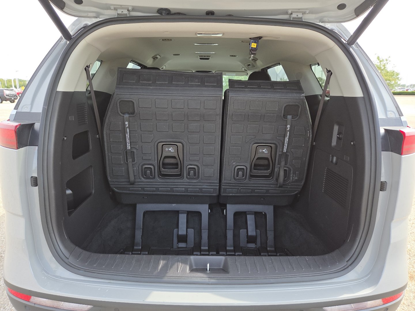 Used 2024 Kia Carnival EX FWD image 19