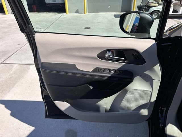 Used 2023 Chrysler Pacifica Touring-L FWD image 19