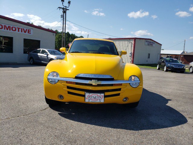 Used 2003 Chevrolet SSR w/ Preferred Equipment Group RWD image 2