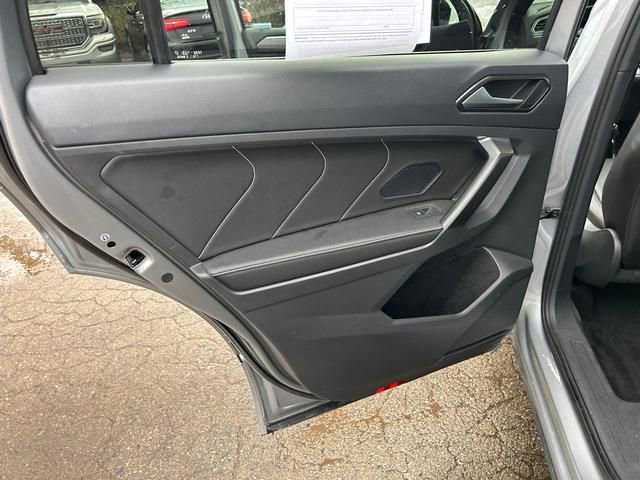 Used 2022 Volkswagen Tiguan SE R-Line image 11