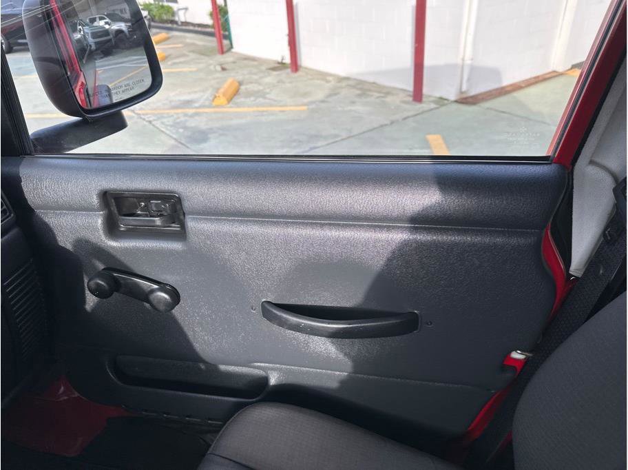 Used 2006 Jeep Wrangler Unlimited w/ Security Group image 38