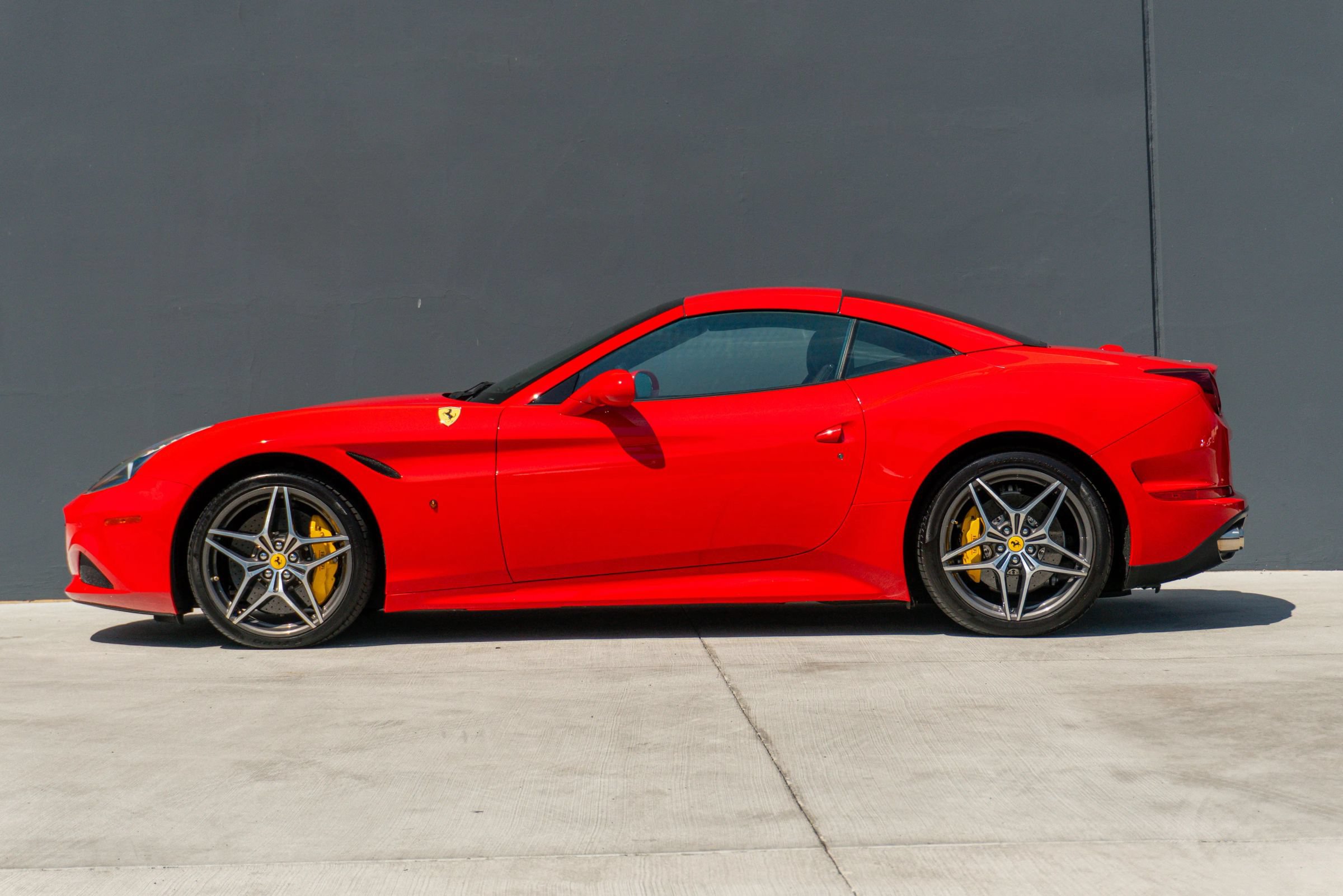Used 2017 Ferrari California T RWD image 2