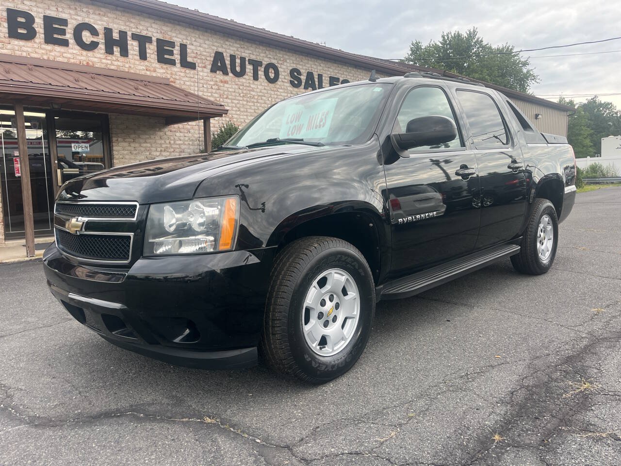 Used 2011 Chevrolet Avalanche LS w/ Convenience Package AWD/4WD image 2