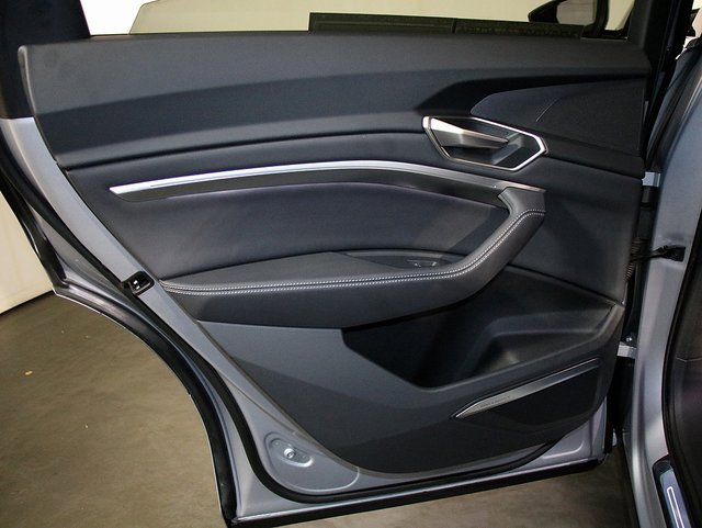 Used 2023 Audi e-tron Premium Plus w/ Premium Plus Package image 29