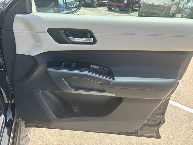 Used 2025 Nissan Pathfinder SL FWD image 13