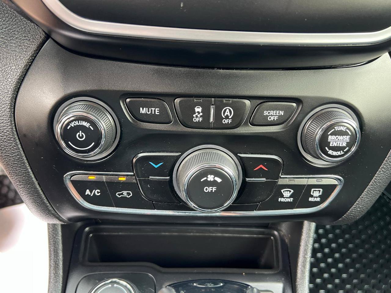 Used 2019 Jeep Cherokee Latitude Plus AWD/4WD image 24