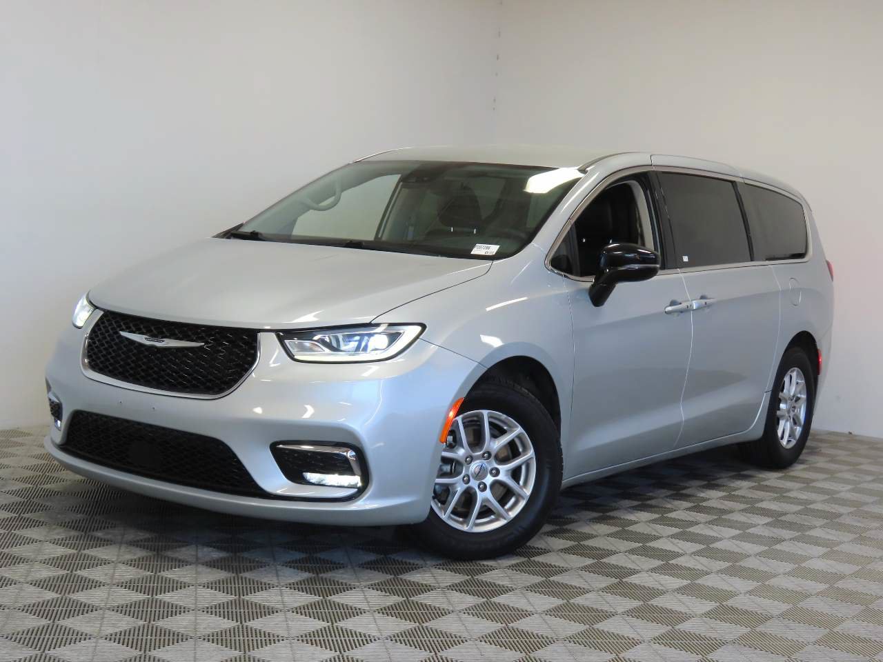 Used 2024 Chrysler Pacifica Touring-L