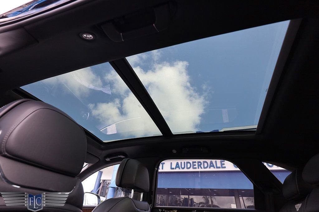 Used 2017 Bentley Bentayga image 32