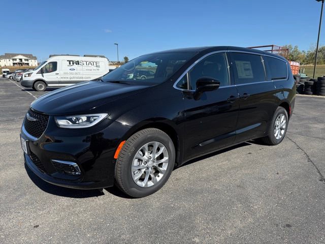 New 2026 Chrysler Pacifica Select