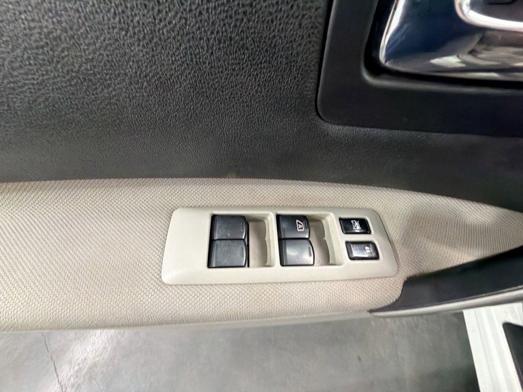 Used 2012 Nissan Rogue S image 19