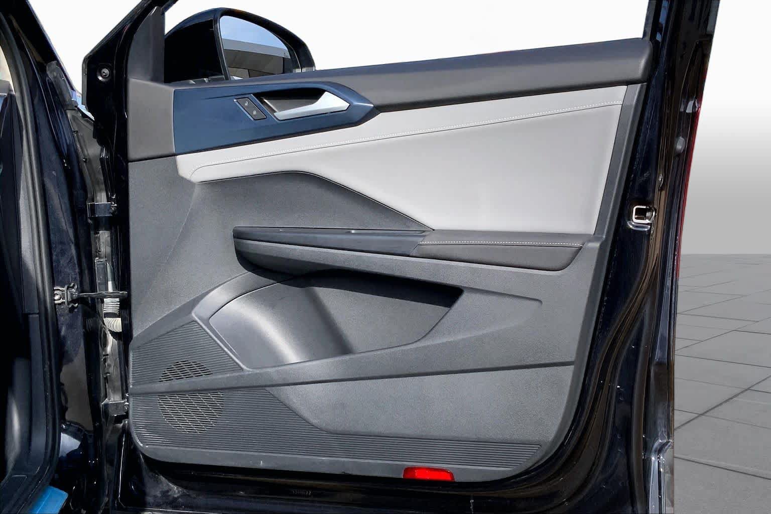 Used 2024 Volkswagen Taos SE w/ Panoramic Sunroof Package FWD image 23