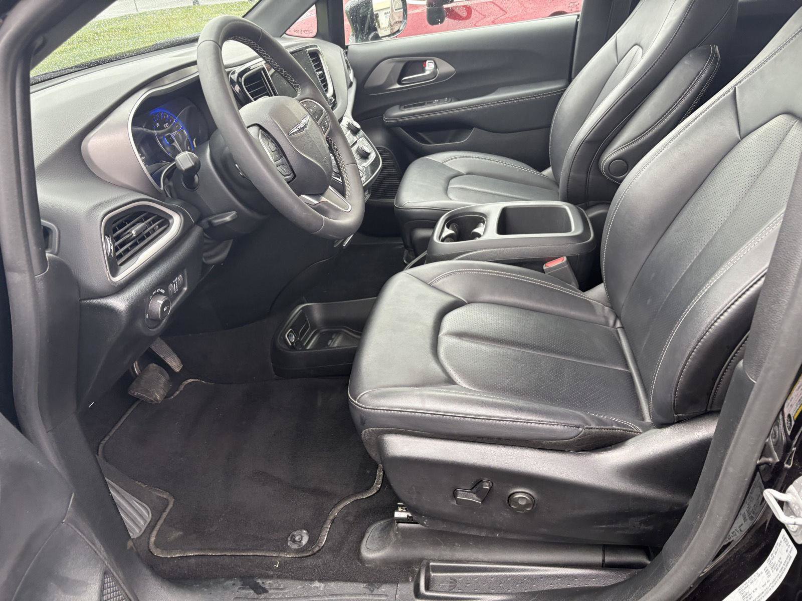 Used 2025 Chrysler Pacifica Select FWD image 4