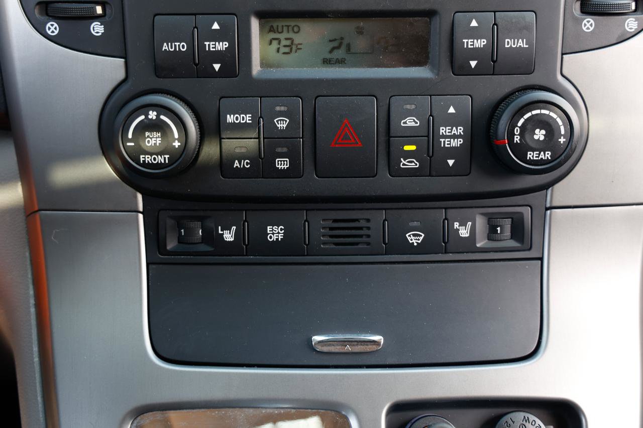 Used 2007 Hyundai Entourage Limited image 29