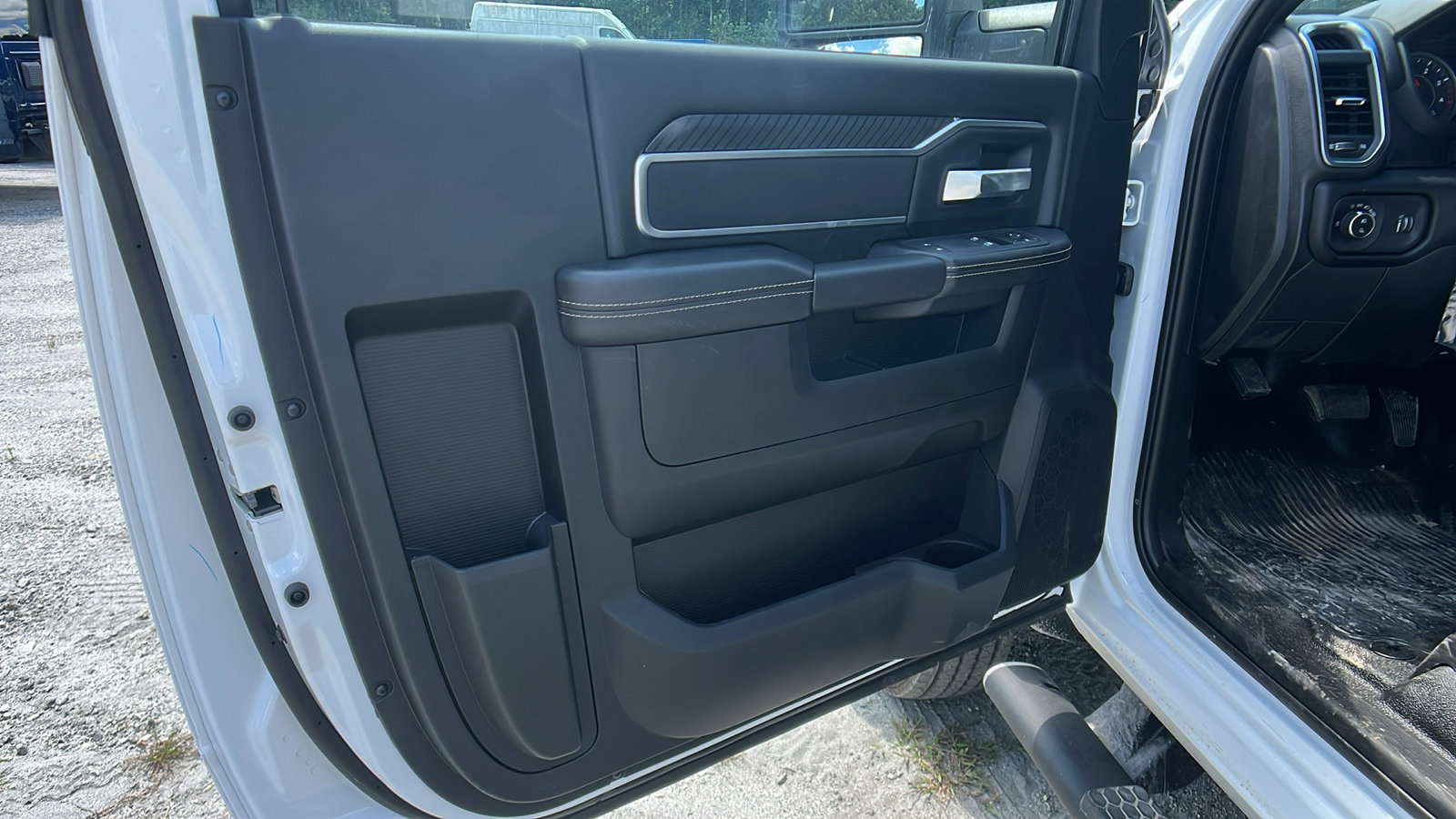 New 2025 RAM 5500 4x4 Regular Cab image 14